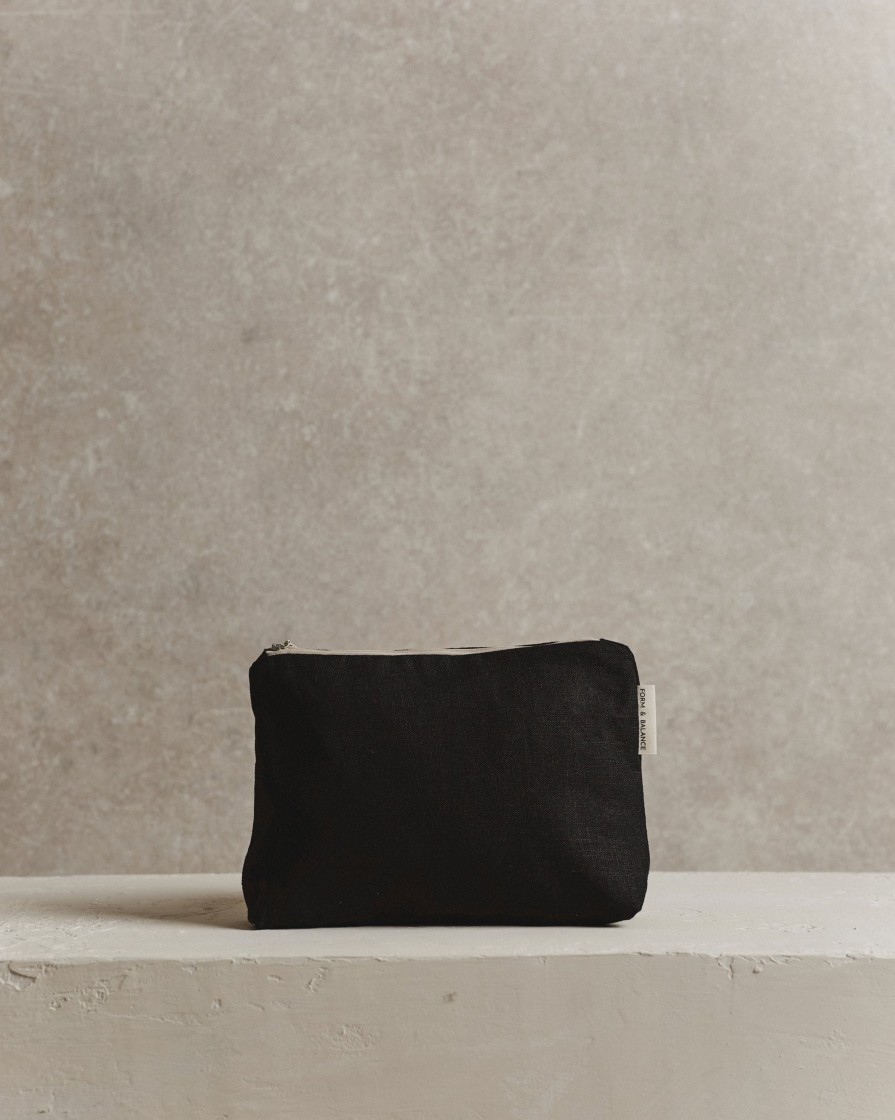 Lifestyle Form & Balance | Medium Pouch 001 | Black