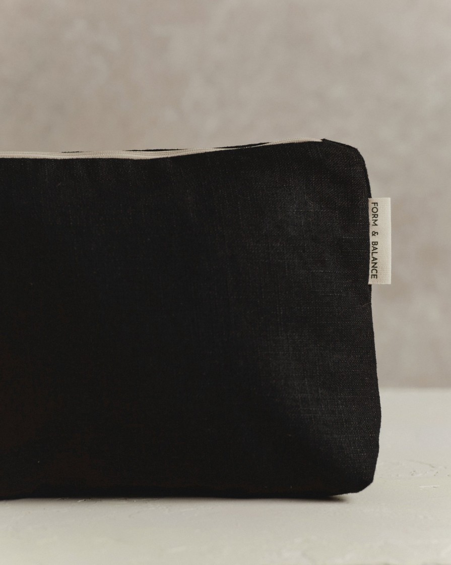 Lifestyle Form & Balance | Medium Pouch 001 | Black