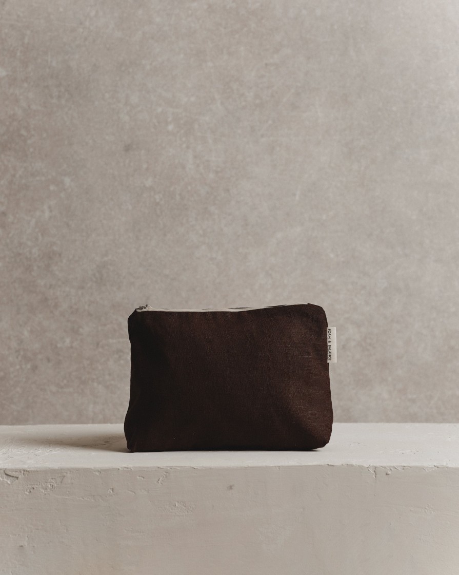 Lifestyle Form & Balance | Medium Pouch 001 | Espresso