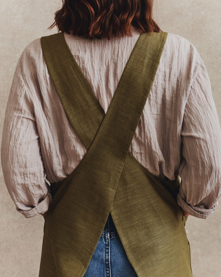 Lifestyle Form & Balance | Linen Crossover Apron 001 | Olive