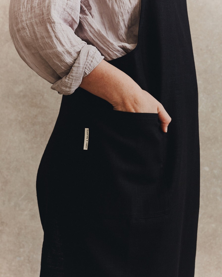 Lifestyle Form & Balance | Linen Crossover Apron 001 | Black